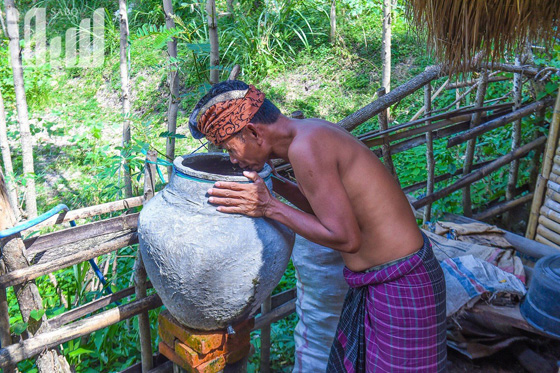 القرية الظالم اهلها.. يتبعون الاسلام ولا يعرفون منه سوى تحريم الخنزير! صورة رقم 14