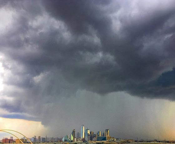 يحسبونه اعصار.. الانفجار الجزئي يجتاح مدينة دالاس بشكل مفاجئ! فيديو صورة رقم 1