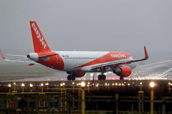  محادثة مريبة وحقيبة مشبوهة تجبر طائرة على الهبوط وانزال الركاب بالتزحلق صورة رقم 3