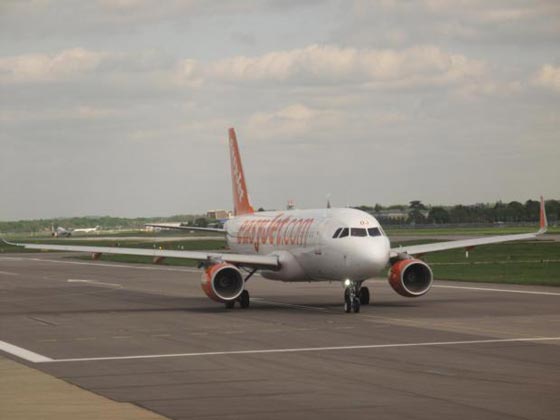  محادثة مريبة وحقيبة مشبوهة تجبر طائرة على الهبوط وانزال الركاب بالتزحلق صورة رقم 4