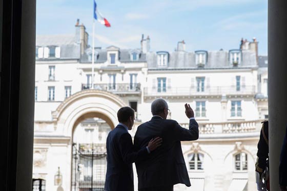 مواطن فرنسي لم يصدق ان يرد على الهاتف الرئيس ماكرون فاغلق الخط بوجهه صورة رقم 5