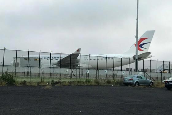 شق مرعب في محرك طائرة يعيدها الى مطار سيدني بعد الاقلاع منه صورة رقم 2