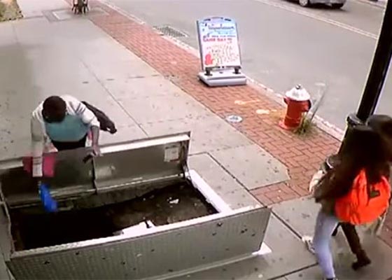  فيديو مؤلم.. انشغلت في هاتفها فسقطت في قبو مفتوح على الرصيف! صورة رقم 1