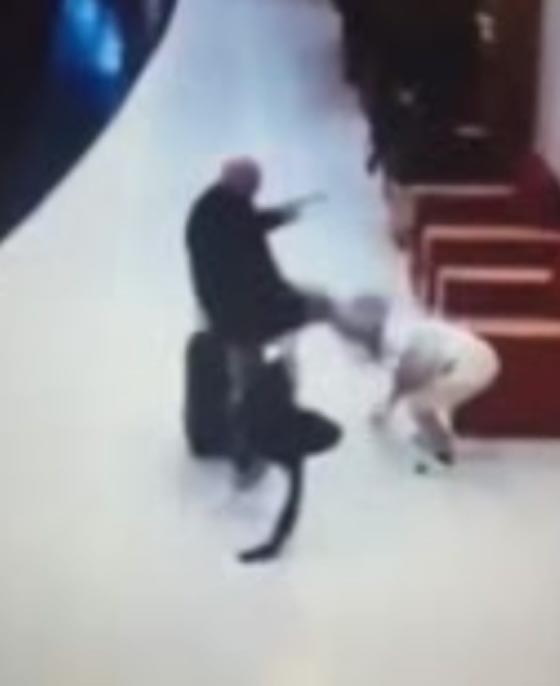 فيديو مؤلم.. سائح يعتدي بوحشية على عاملة نظافة ويركلها على وجهها صورة رقم 1