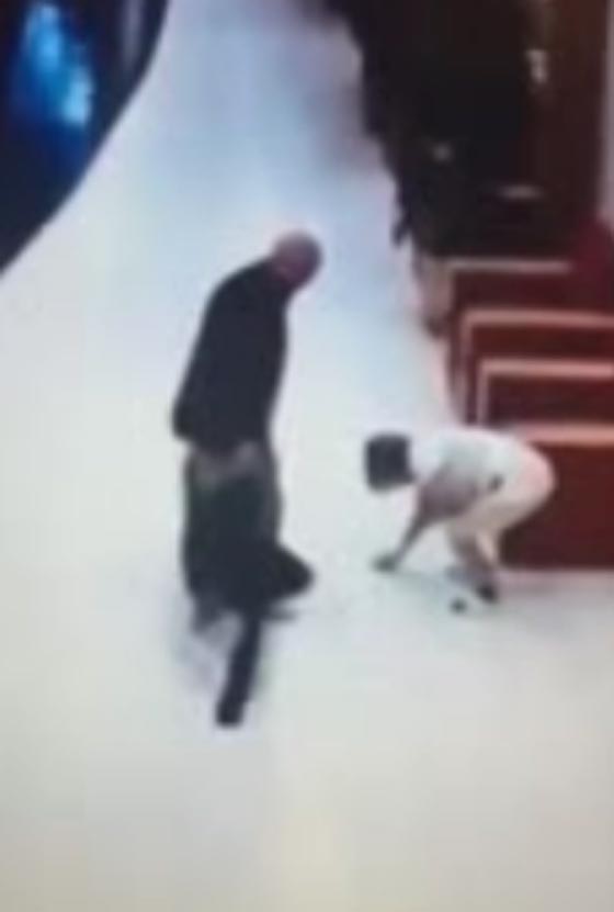 فيديو مؤلم.. سائح يعتدي بوحشية على عاملة نظافة ويركلها على وجهها صورة رقم 2