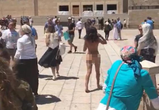 امرأة اسرائيلية تخلع ثيابها بالكامل في الجزء اليهودي من حائط البراق صورة رقم 2