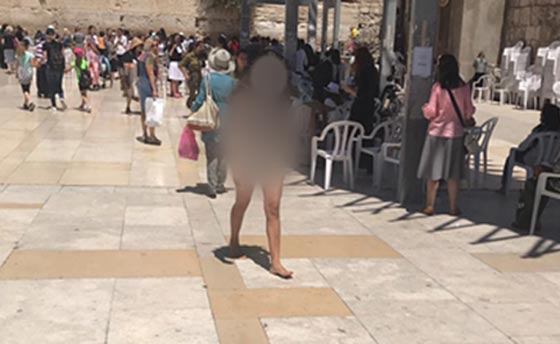 امرأة اسرائيلية تخلع ثيابها بالكامل في الجزء اليهودي من حائط البراق صورة رقم 3