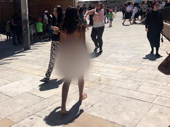 امرأة اسرائيلية تخلع ثيابها بالكامل في الجزء اليهودي من حائط البراق صورة رقم 1