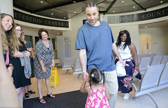 تبرئة امريكي امضى 17 سنة في السجن بسبب جريمة ارتكبها شبيهه! صورة رقم 3