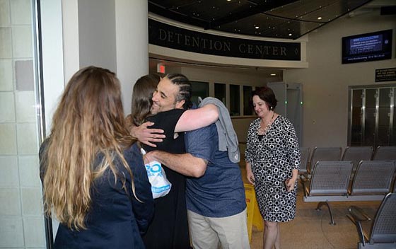 تبرئة امريكي امضى 17 سنة في السجن بسبب جريمة ارتكبها شبيهه! صورة رقم 5