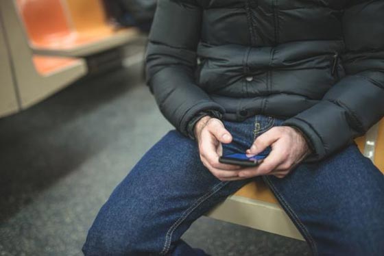 مدريد تحظر على الرجال الجلوس منفرجي الساقين في المواصلات العامة صورة رقم 1