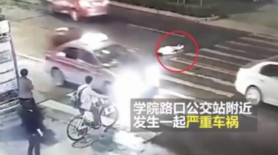 فيديو مروع.. فتاة تضع حدا لحياتها دهسا ولا احد يتحرك لانقاذها! صورة رقم 2