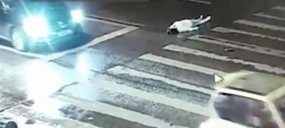 فيديو مروع.. فتاة تضع حدا لحياتها دهسا ولا احد يتحرك لانقاذها! صورة رقم 1