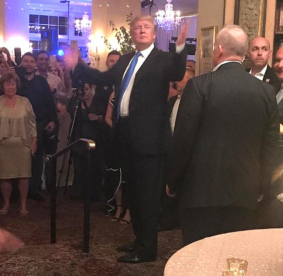 ترامب يفاجئ عروسين بحضور زفافهما دون دعوة.. فيديو صورة رقم 3