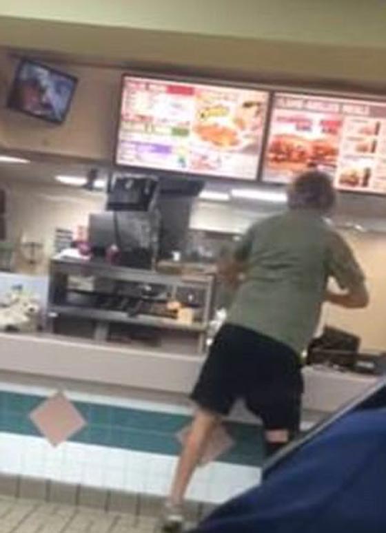 تكساس: شجار عنيف في مطعم للوجبات السريعة يحوله الى ساحة قتال صورة رقم 1