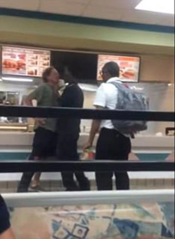 تكساس: شجار عنيف في مطعم للوجبات السريعة يحوله الى ساحة قتال صورة رقم 2