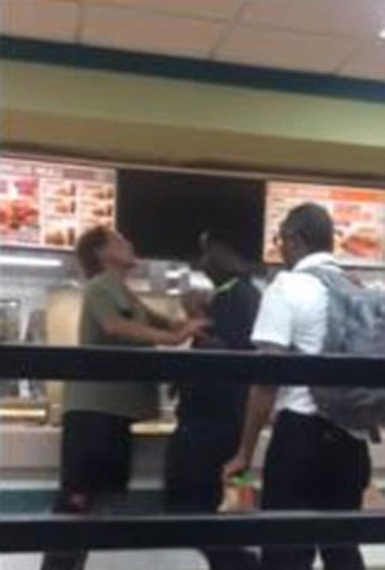 تكساس: شجار عنيف في مطعم للوجبات السريعة يحوله الى ساحة قتال صورة رقم 3