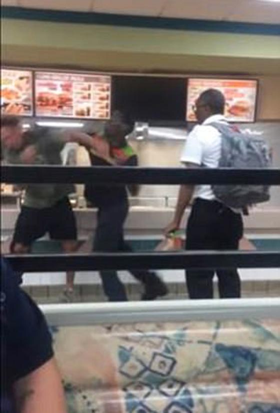 تكساس: شجار عنيف في مطعم للوجبات السريعة يحوله الى ساحة قتال صورة رقم 4