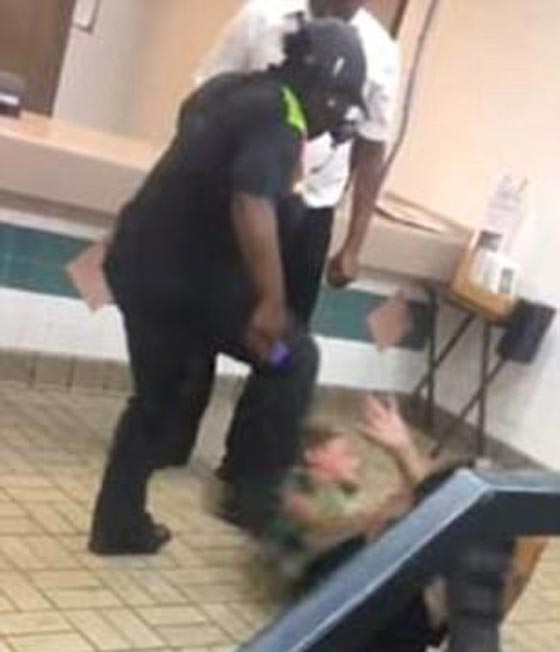 تكساس: شجار عنيف في مطعم للوجبات السريعة يحوله الى ساحة قتال صورة رقم 5