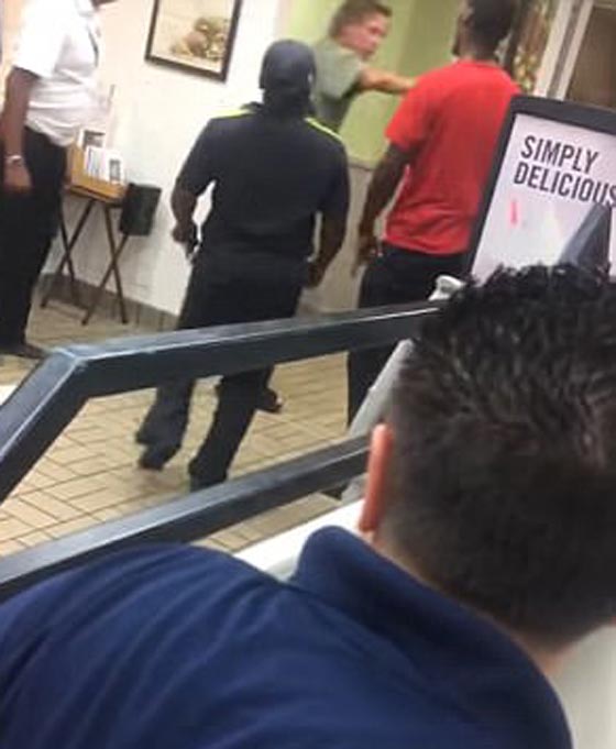 تكساس: شجار عنيف في مطعم للوجبات السريعة يحوله الى ساحة قتال صورة رقم 6