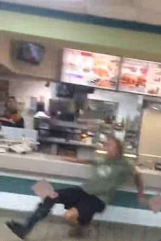 تكساس: شجار عنيف في مطعم للوجبات السريعة يحوله الى ساحة قتال صورة رقم 7