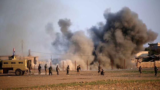 فيديو صادم: انتحاريو داعش يرتدون احزمة ناسفة لحظات قبل التفجير! صورة رقم 1