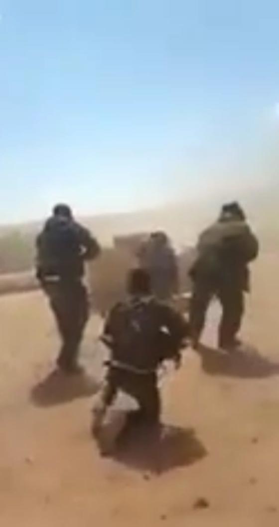 فيديو صادم: انتحاريو داعش يرتدون احزمة ناسفة لحظات قبل التفجير! صورة رقم 2