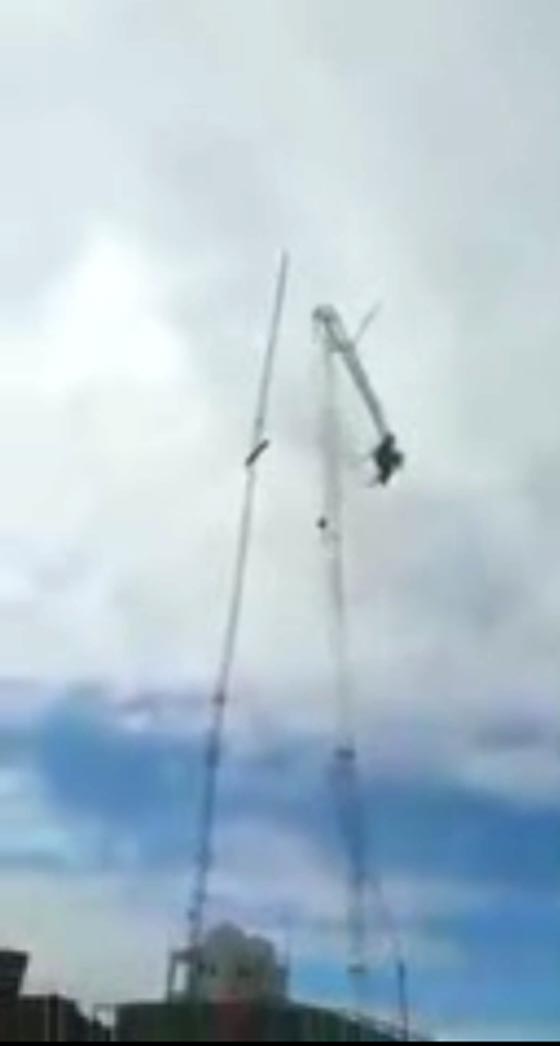 فيديو صادم.. لحظة سقوط عامل من أعلى برج  صورة رقم 1