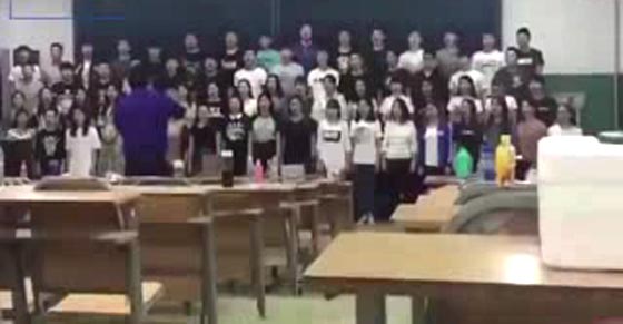 لحظة انهيار مسرح بفريق غنائي.. فيديو صورة رقم 1