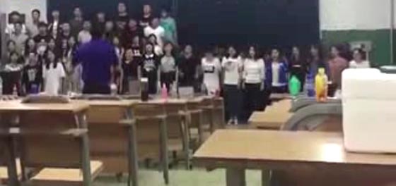 لحظة انهيار مسرح بفريق غنائي.. فيديو صورة رقم 2