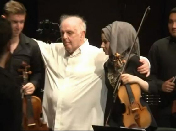 بالفيديو.. موسيقار إسرائيلي عالمي يعزف للفلسطينيين بالضفة الغربية وينتقد اسرائيل! صورة رقم 2