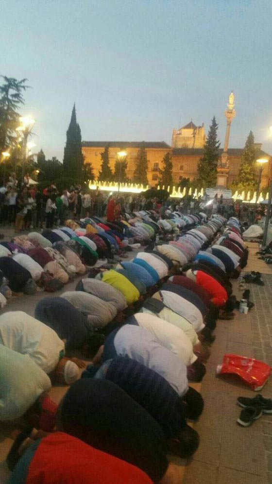 رئيس بلدية اسبانية: صلاة المسلمين امام تمثال العذراء رمز التعايش والتسامح صورة رقم 8