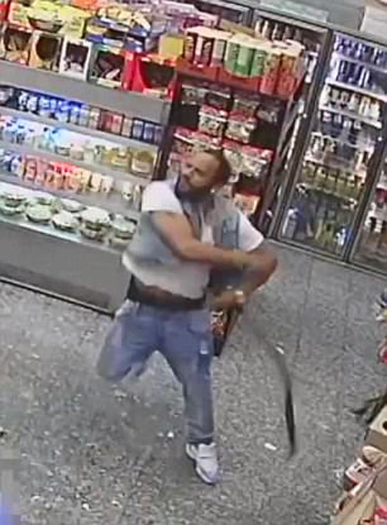 فيديو مؤلم.. رجلان يكسران فك عامل بالفاكهة صورة رقم 1