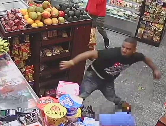 فيديو مؤلم.. رجلان يكسران فك عامل بالفاكهة صورة رقم 4