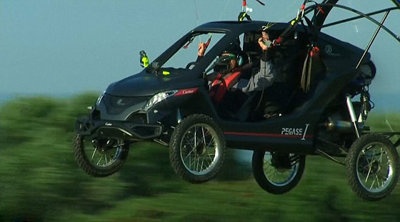 فيديو غريب: سيارة طائرة تعبر القنال الإنجليزي جوا!! صورة رقم 3