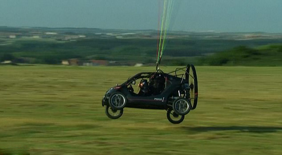 فيديو غريب: سيارة طائرة تعبر القنال الإنجليزي جوا!! صورة رقم 6