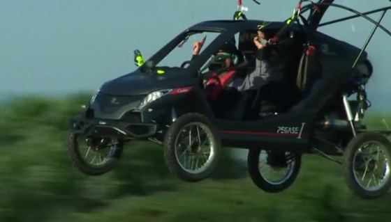 فيديو غريب: سيارة طائرة تعبر القنال الإنجليزي جوا!! صورة رقم 5