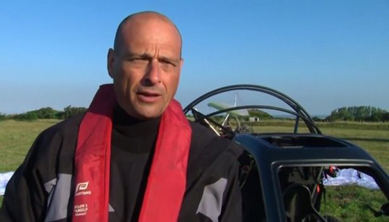 فيديو غريب: سيارة طائرة تعبر القنال الإنجليزي جوا!! صورة رقم 10