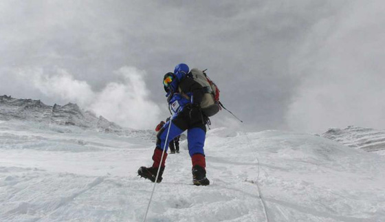  فيديو مثير: أول عربي يتسلق قمم العالم ويرفع الآذان فيها صورة رقم 2