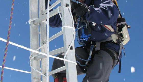  فيديو مثير: أول عربي يتسلق قمم العالم ويرفع الآذان فيها صورة رقم 3