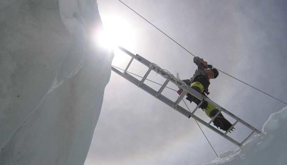  فيديو مثير: أول عربي يتسلق قمم العالم ويرفع الآذان فيها صورة رقم 4