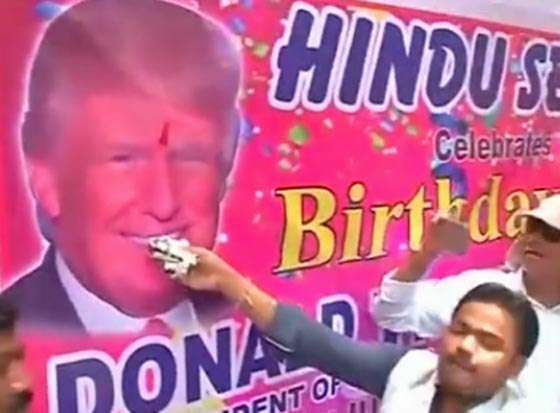 الهند: هكذا احتفل عشاق ترامب بعيد ميلاده.. فيديو   صورة رقم 1