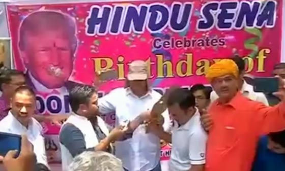 الهند: هكذا احتفل عشاق ترامب بعيد ميلاده.. فيديو   صورة رقم 2