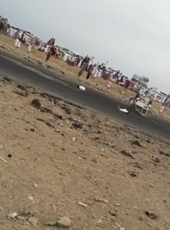 فيديو صادم..  لحظة طيران شابين في الهواء بسبب انقلاب سيارة صورة رقم 1