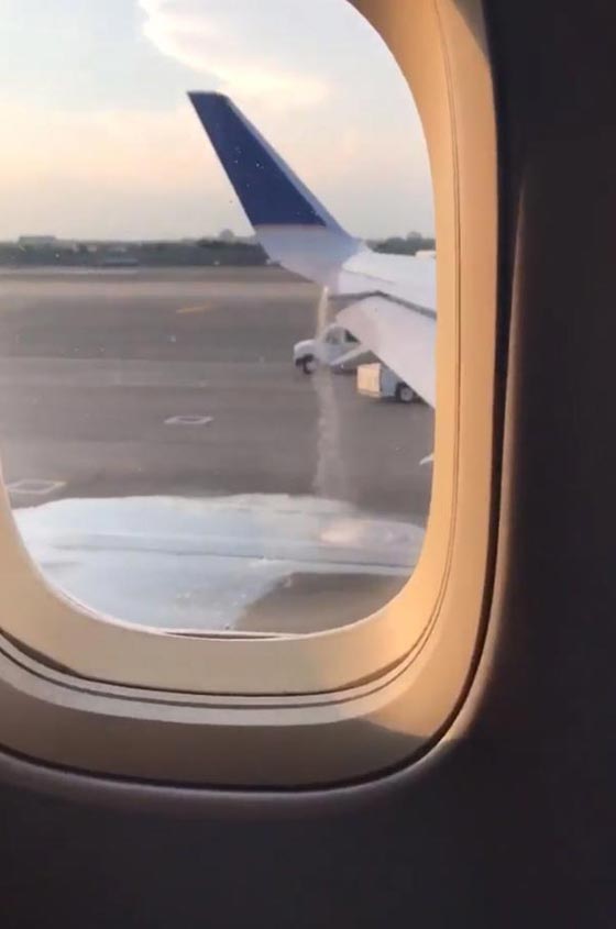 الغاء رحلة طائرة تابعة ليونايتد إيرلاينز بسبب تسرب وقود صورة رقم 1