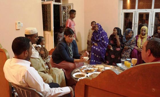 السفارة الأميركية في الخرطوم تلبي دعوة شاب سوداني على الإفطار صورة رقم 1