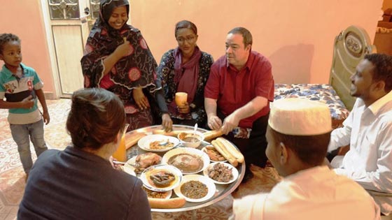 السفارة الأميركية في الخرطوم تلبي دعوة شاب سوداني على الإفطار صورة رقم 2