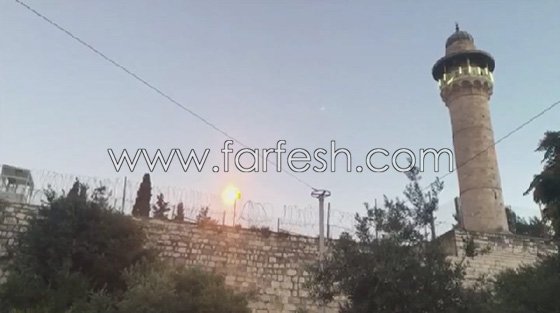 مقدسيون ابعدتهم السلطات الاسرائيلية عن الاقصى يفطرون عند بواباته صورة رقم 3