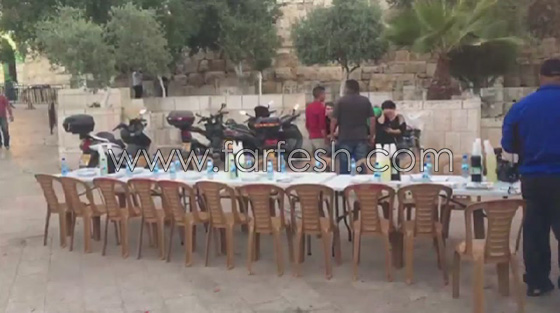 مقدسيون ابعدتهم السلطات الاسرائيلية عن الاقصى يفطرون عند بواباته صورة رقم 5