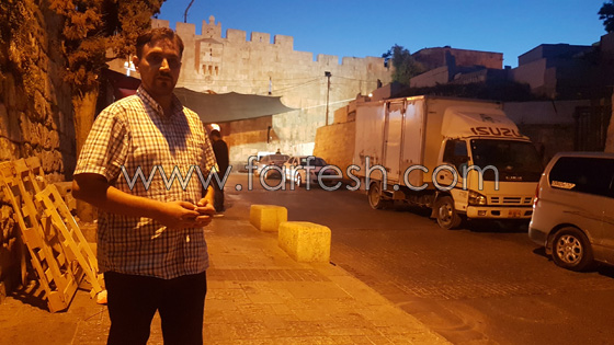 مقدسيون ابعدتهم السلطات الاسرائيلية عن الاقصى يفطرون عند بواباته صورة رقم 1